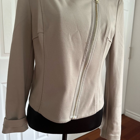 APT light weight jacket. Size M. - Picture 2 of 7